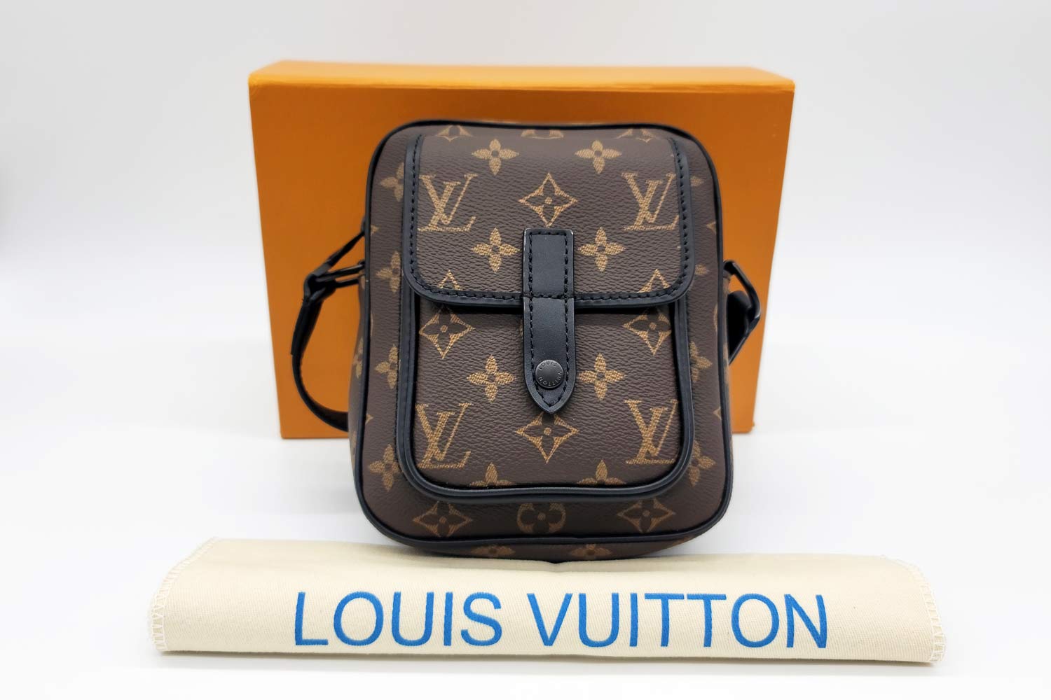 Lexzington - Home Of Prestigious Finds - Louis Vuitton Christopher Wearable Wallet